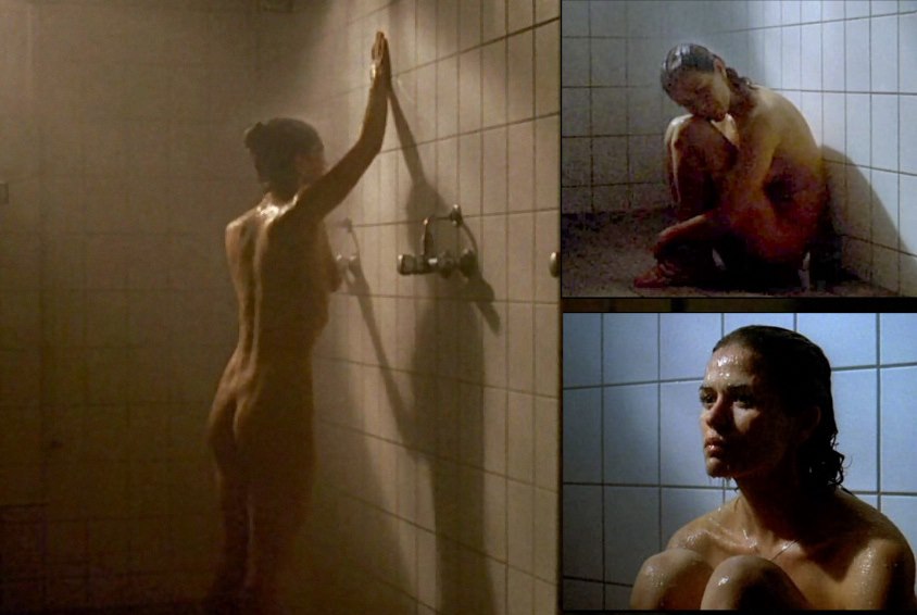 Melika Foroutan nackt unter der Dusche.